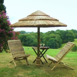 parasol et fauteuil en bois