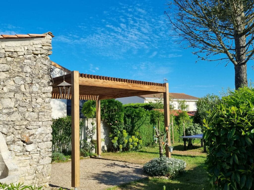 Pergola Korniche avec tasseaux en situation chez un client